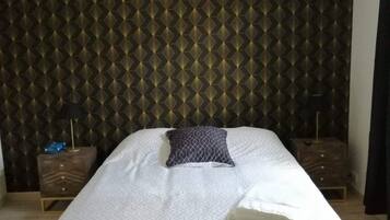 City kamer, 1 queensize bed | Luxe beddengoed, verduisterende gordijnen, gratis wifi, beddengoed