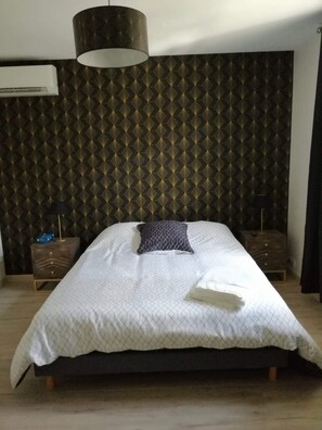 Premium bedding, blackout drapes, free WiFi, bed sheets - La Demeure d'Alexandra (Cholet)