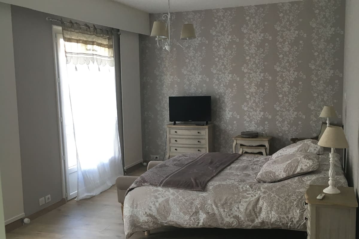 Chambre supĂ©rieure, 1 grand lit (Louise) | Literie de qualitĂ©, rideaux dâobscurcissement, accĂšs au Wi-Fi (inclus)