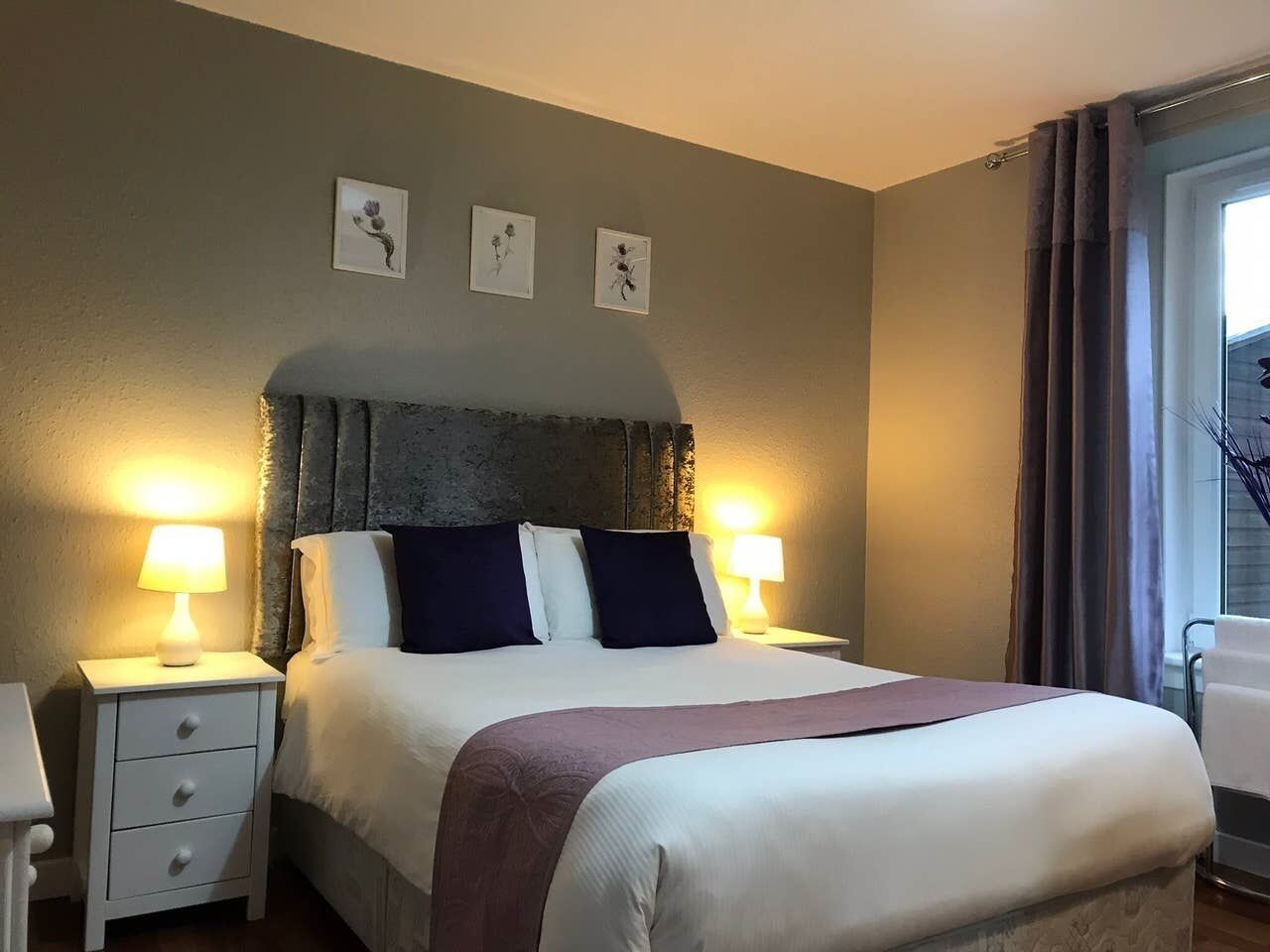 2 habitaciones, caja de seguridad en la habitación y escritorio 