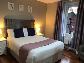 2 Schlafzimmer, Zimmersafe, Schreibtisch, Bügeleisen/Bügelbrett
