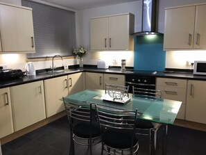 Kjøleskap, mikrobølgeovn, ovn og kokeplater