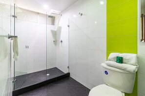 Chuveiro, secador de cabelo, toalhas de banho, sabonete