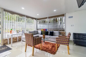 32-inch flat-screen TV with cable channels, TV - Hotel Ayenda Harrington 63 1089 (Bogotá)