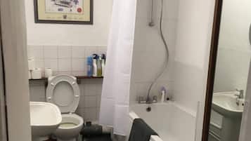 Apartamento, 6 quartos | Banheiro | Chuveiro, secador de cabelo, toalhas de banho, sabonete