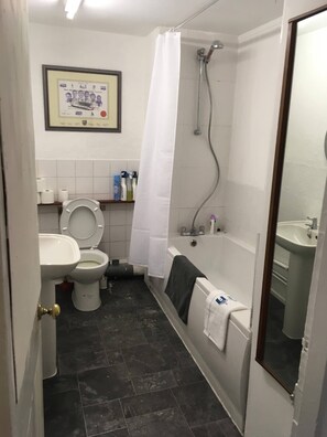 Appartement, 6 chambres | Salle de bain | Douche, séchoir à cheveux, serviettes fournies, savon