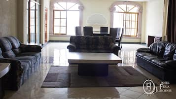 Televisi layar datar 32-inci dengan saluran TV kabel dan TV