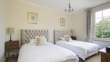 Ropa de cama de alta calidad y muebles diferentes