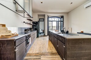 冰箱、微波炉、烤箱、炉灶