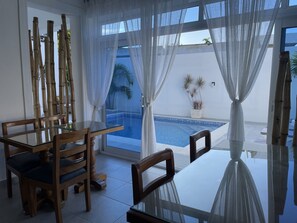 Bar tepi kolam renang