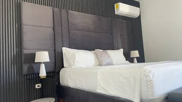 Quarto casal exclusivo, 1 cama King, vista para a piscina | Banheiro | Chuveiro, chuveiro com efeito de chuva, produtos de toalete grátis