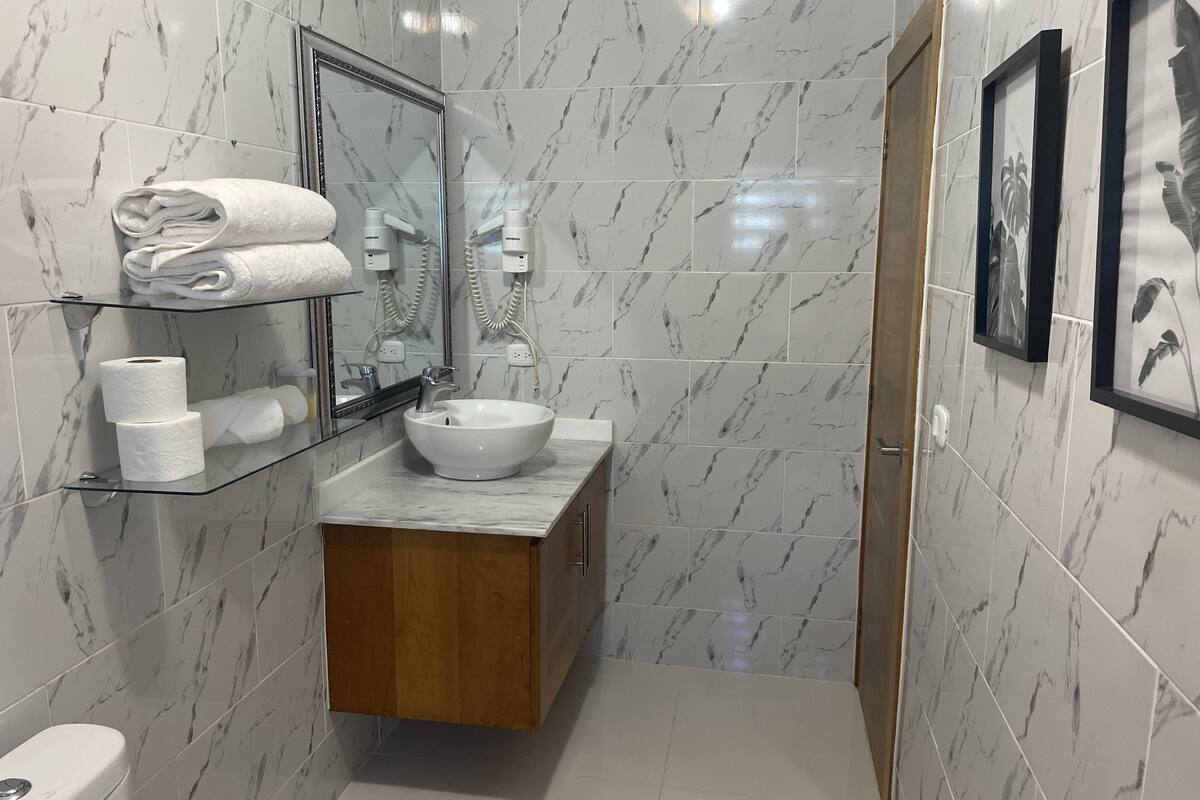 shower, rainfall showerhead, free toiletries, hair dryer