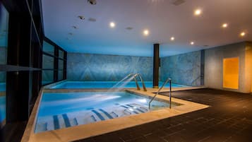2 piscines couvertes, piscine extérieure (ouverte en saison)