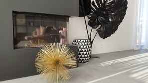 Deluxe appartement, 2 slaapkamers | Woonruimte | Een 32-inch flatscreentelevisie met satellietzenders en televisie