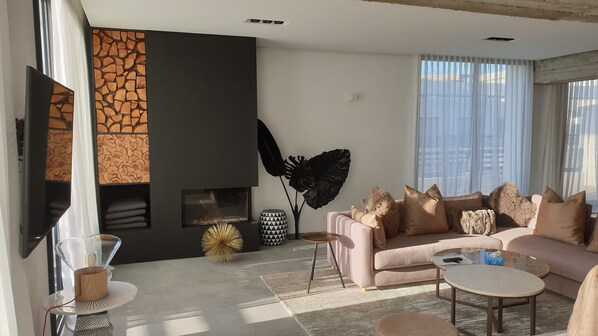 Deluxe appartement, 2 slaapkamers | Woonkamer | Een 32-inch flatscreentelevisie met satellietzenders en televisie