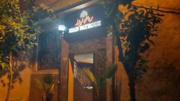 Façade de l’hébergement - soirée/nuit