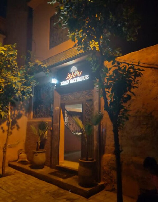 Vista frontal de la propiedad por la tarde o noche