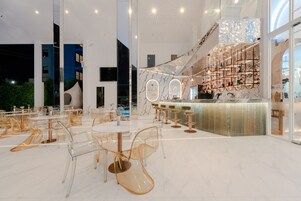 Se sirven desayunos, almuerzos y cenas; cocina local; junto a la piscina