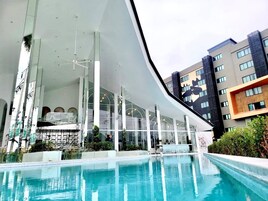 Una piscina al aire libre