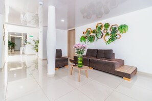 Coin salon dans le hall