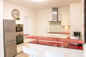 Kühlschrank, Mikrowelle, Ofen, Geschirrspüler