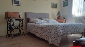 2 habitaciones, escritorio, tabla de planchar con plancha y wifi gratis 