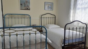 2 habitaciones, escritorio, tabla de planchar con plancha y wifi gratis 