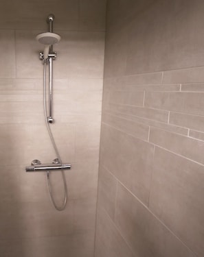 Appartement, 1 slaapkamer | Badkamer | Een douche, een haardroger, handdoeken, zeep