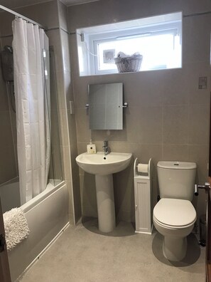 Kombinert dusj/badekar, hårføner, håndklær og såpe