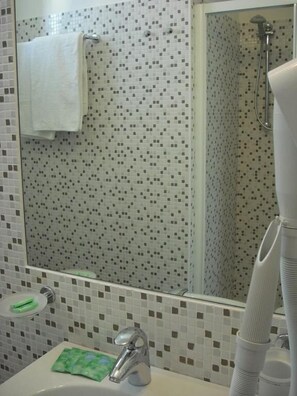 Habitació doble o amb dos llits individuals | Bany | Dutxa, articles de tocador gratuïts, assecador de cabells i bidet 