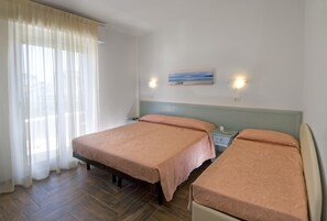 Habitación triple | Caja fuerte, escritorio, cortinas opacas y sistema de insonorización