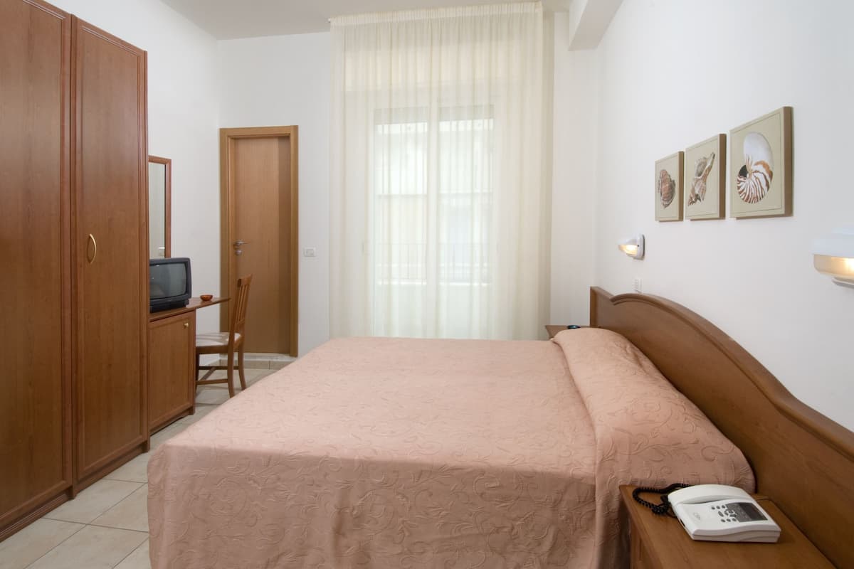 Quarto quádruplo | Cofres nos quartos, escrivaninha, cortinas blackout