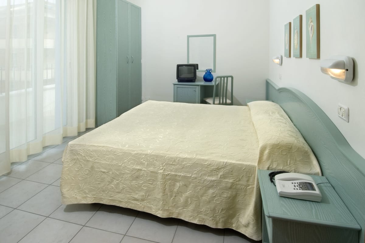 Quarto família, quartos conectados | Cofres nos quartos, escrivaninha, cortinas blackout