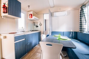 Casa rodante superior, 2 habitaciones, patio | Cocina privada | Refrigerador con congelador, parrilla de estufa y utensilios de cocina 
