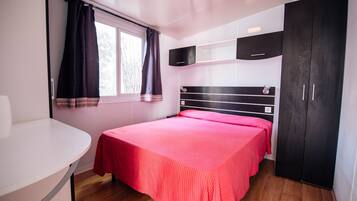 Deluxe stacaravan, 2 slaapkamers, patio | Verduisterende gordijnen, babybedden, gratis wifi
