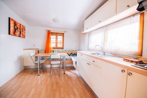Mobile Home Deluxe, 2 chambres, patio | Coin cuisine privé | Grand réfrigérateur, plaque de cuisson