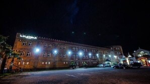 Fachada de la propiedad por la tarde o noche