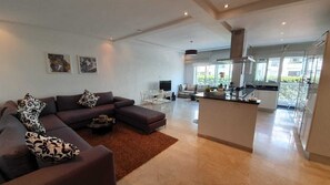 Appartement Confort, 2 chambres | Salle de séjour | Télévision à écran plat de 32 pouces avec chaînes par satellite