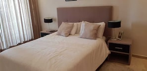 Apartamento conforto, 2 quartos | 2 quartos, cortinas blackout, ferros/tábuas de passar roupa