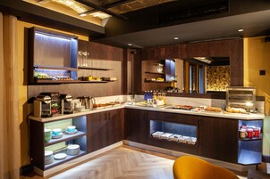 每日供应自助式早餐（每人 EUR 15）