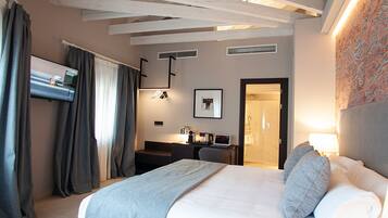 Deluxe Double Room | Minibar, in-room safe, individually decorated, individually furnished
