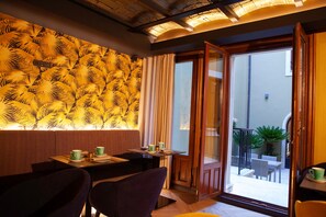 每日供应自助式早餐（每人 EUR 15）