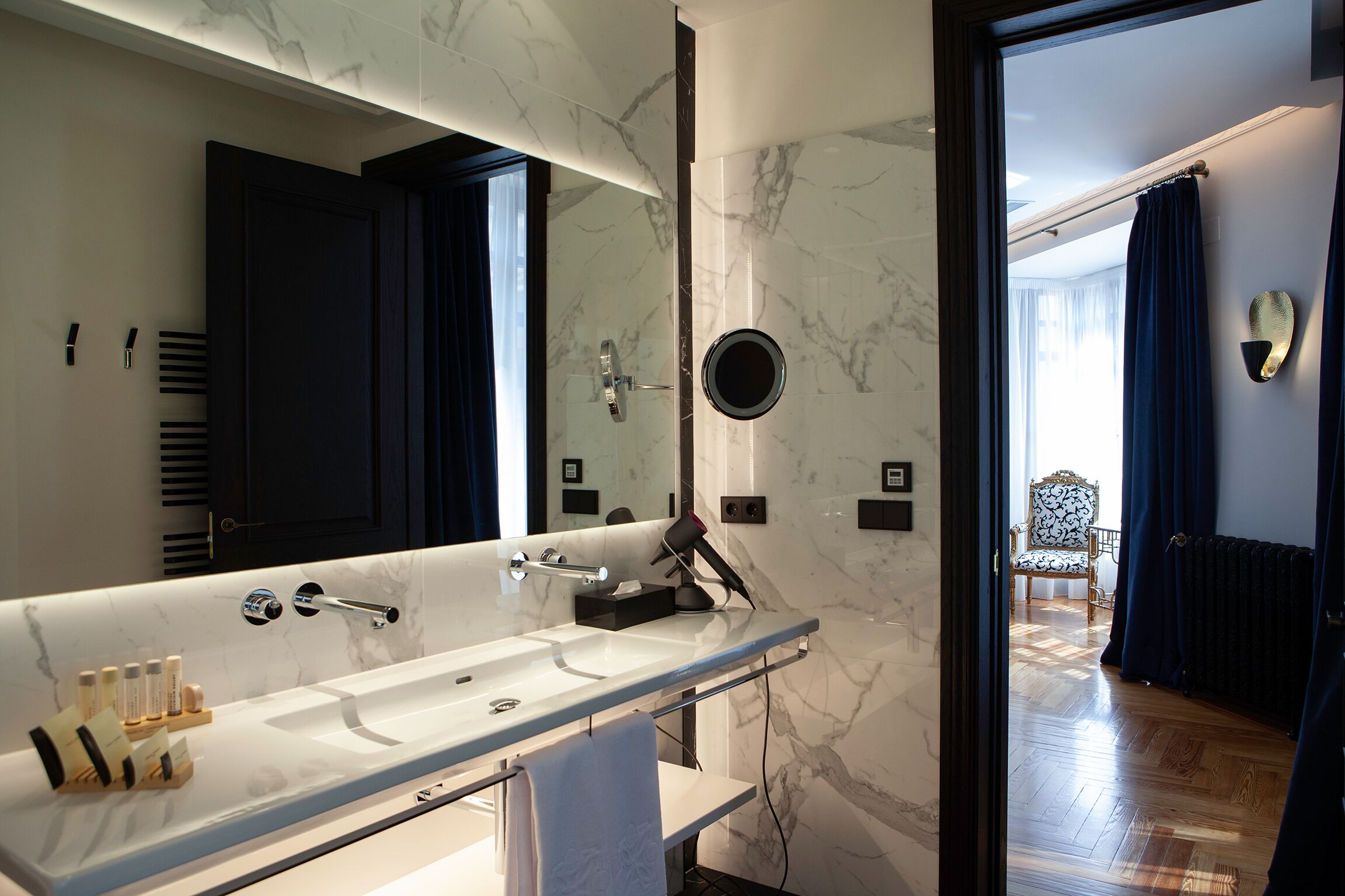 junior suite (2 adults and 1 kid) | bathroom | free toiletries, hair dryer, bathrobes, slippers