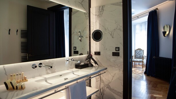 Suite Junior (2 adults and 1 kid) | Kamar mandi | Perlengkapan mandi gratis, pengering rambut, jubah mandi, dan sandal