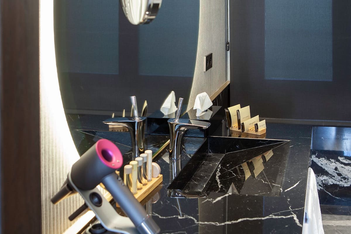 deluxe double room | bathroom sink