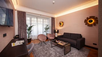 Junior Suite (2 adults and 1 kid) | Minibar, in-room safe, individually decorated, individually furnished