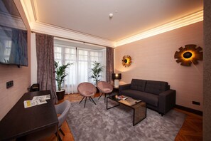 Junior Suite (2 adults and 1 kid) | Minibar, in-room safe, individually decorated, individually furnished - Colonial Palace (León)