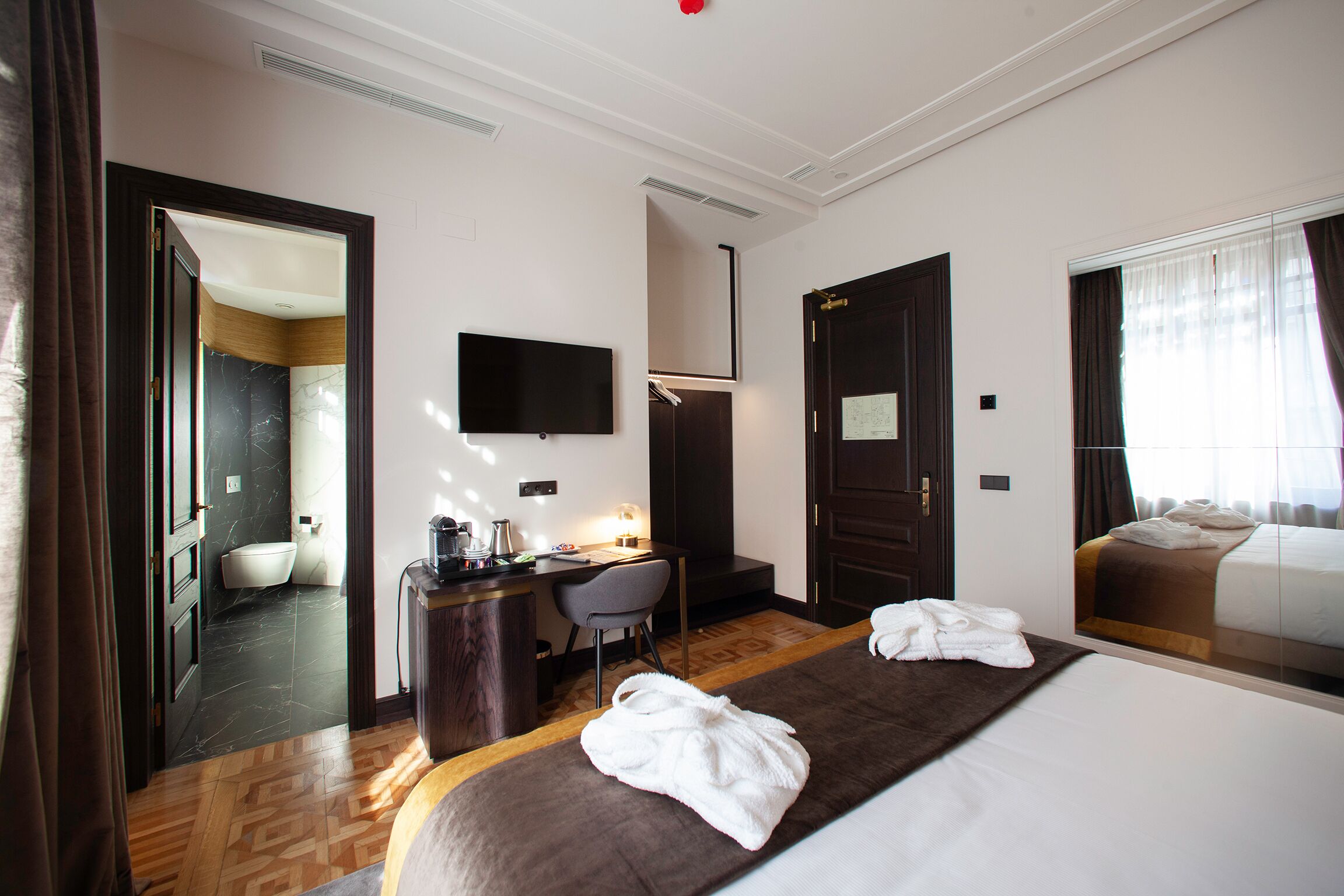 Deluxe Double Room | Minibar, in-room safe, individually decorated, individually furnished