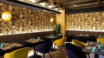 Desayuno buffet diario (EUR 15 por persona)