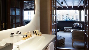 Kamar Double Deluks | Kamar mandi | Perlengkapan mandi gratis, pengering rambut, jubah mandi, dan sandal